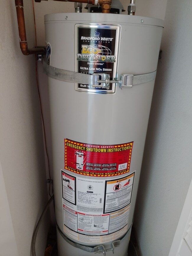 Building Photo - Gorgeous Spacious TownHome in Downtown Mou...