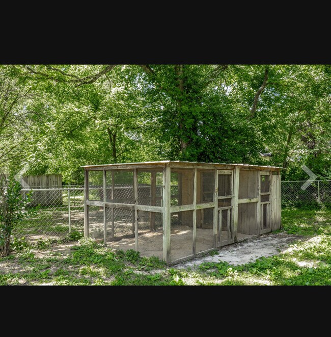 Building Photo - 907 N Graycroft Ave