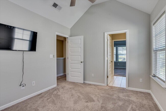 Building Photo - 627 Garland Trl
