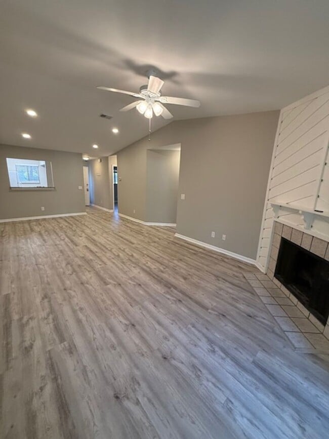 Building Photo - Woodlake Villa 213