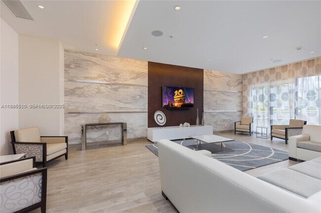 Building Photo - 999 SW 1st Ave