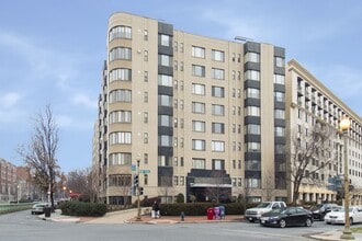 Building Photo - FREE RENT! Spectacular Scott Circle Solarium Studio Dupont-Logan