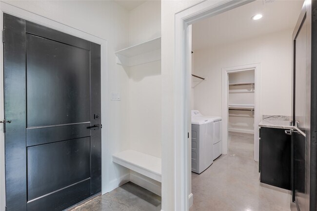 Building Photo - 405 Oak Tree Dr