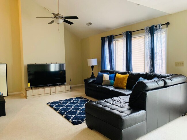 Building Photo - *Price Reduced* 2 Bedroom 2.5 Bath Townhou...