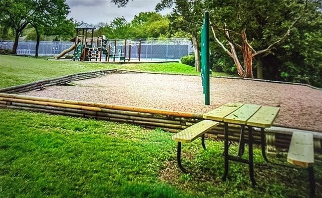 Building Photo - 7211 Lakewood Dr
