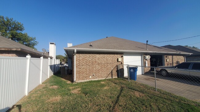 Building Photo - Move in ready Duplex!  Garland ISD