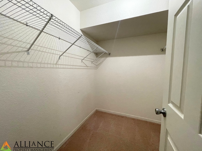 Building Photo - West Side Townhome!