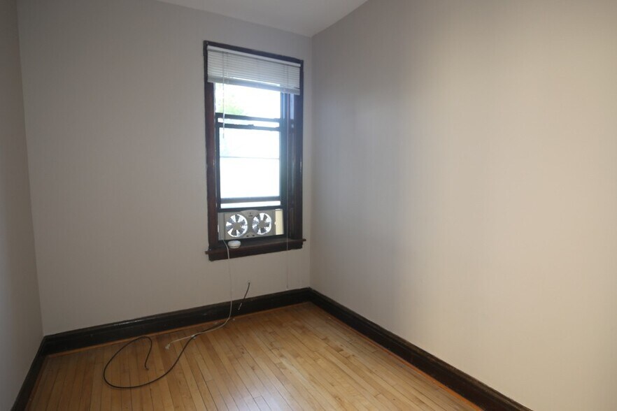 Building Photo - 1915 W Schiller St