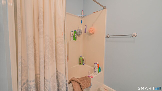 Building Photo - 76 Hickory Hill Dr