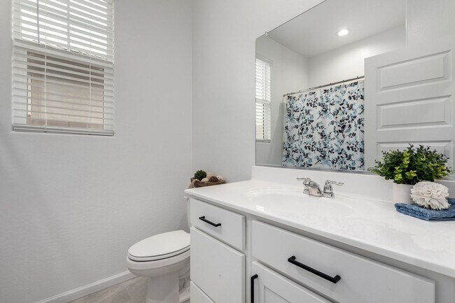 Building Photo - Charming 3-Bed Rental with Spacious Yard