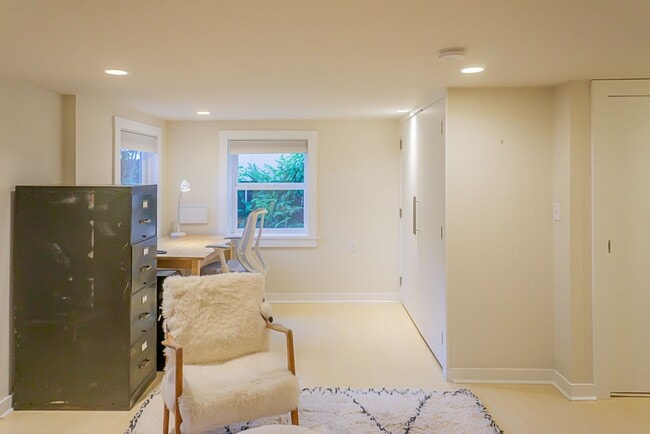 Building Photo - 4bd/2.5ba Seattle Home