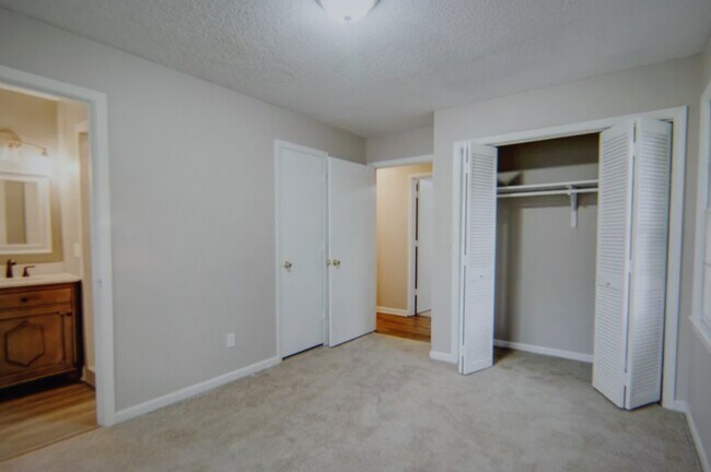 Building Photo - 2475 Drexel Dr