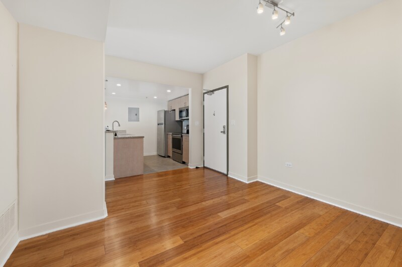 Building Photo - 425 W Beech St