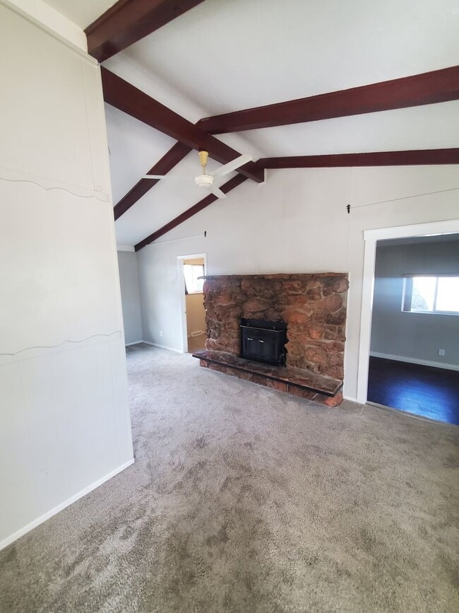 Building Photo - Spacious Ranch Style 4 BR Available in Aug...