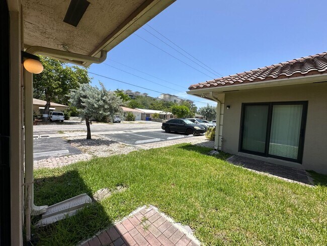 Building Photo - 1045 Villas LLC (1035 NE 10th Ave)