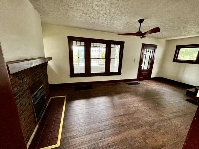 Building Photo - 604 N Park St