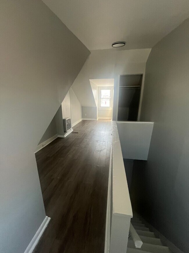 Building Photo - 3 Bedroom 1 bath house