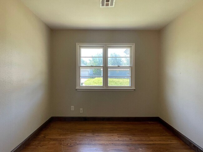 Building Photo - Beautiful Home with Granite and Hardwood!-...