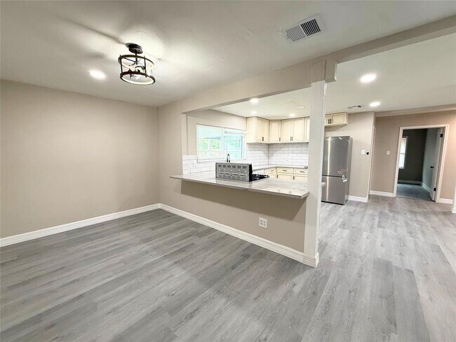 Building Photo - 2214 Marlen Ave