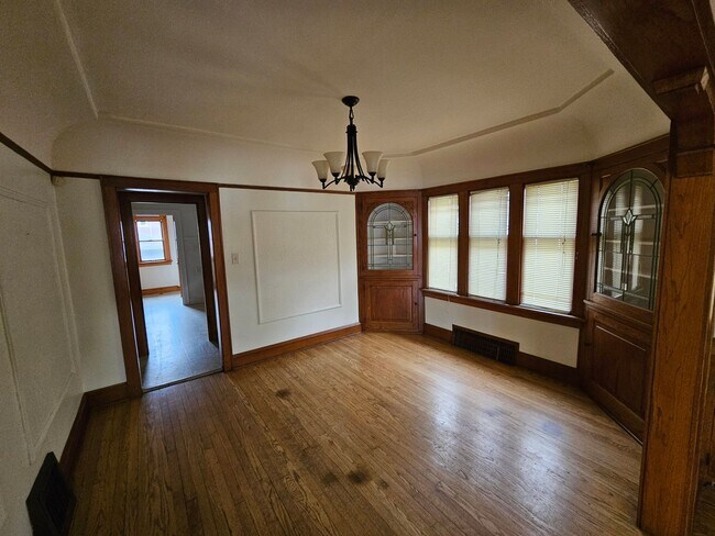 Building Photo - Cozy Single-family Home