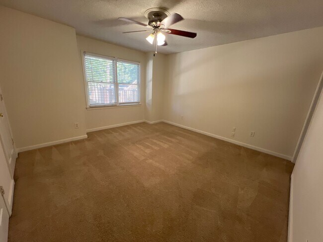 Building Photo - 2 Bed 2 Bath Condo