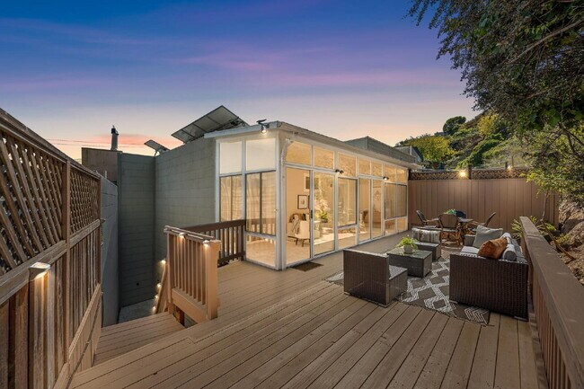 Building Photo - Beautiful 3 Bedroom 2 Bathroom Single Fami...