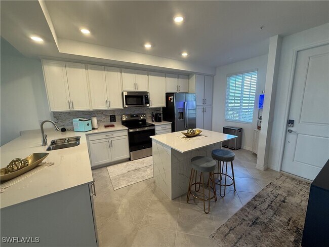 Building Photo - 15285 Grn Acrs Ave