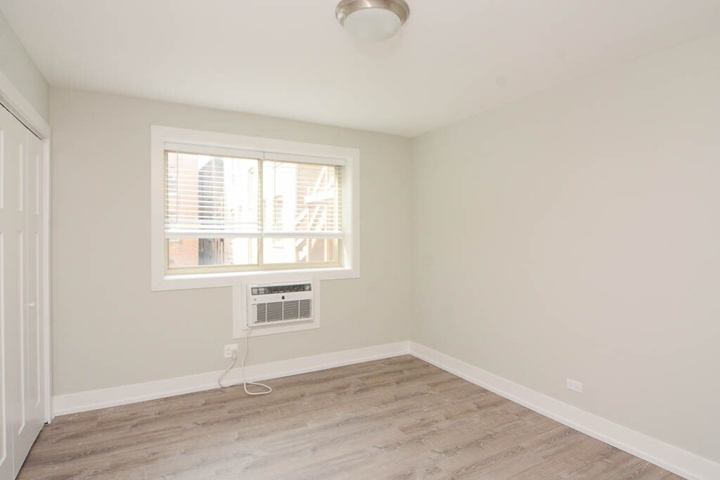 Building Photo - 535 W Surf St