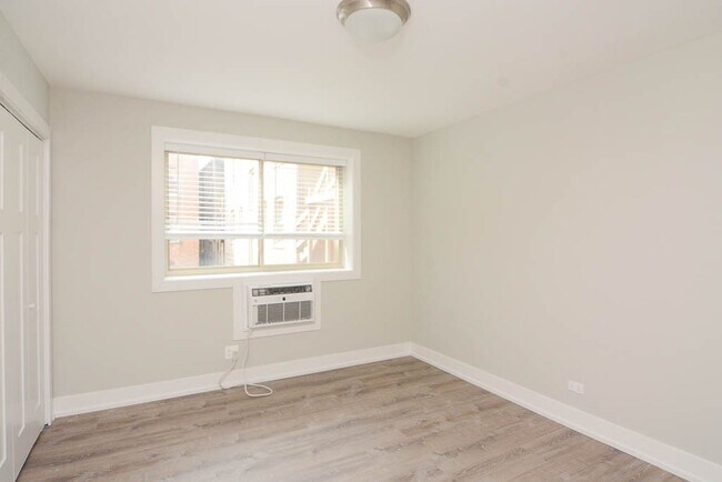 Building Photo - 533 W Surf St