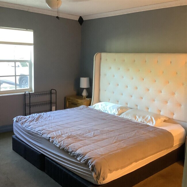 Building Photo - 6345 Bay Club Dr