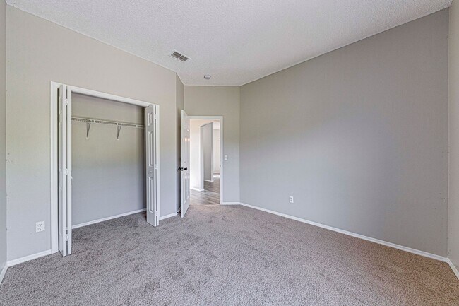 Building Photo - 745 Jaybee Ave