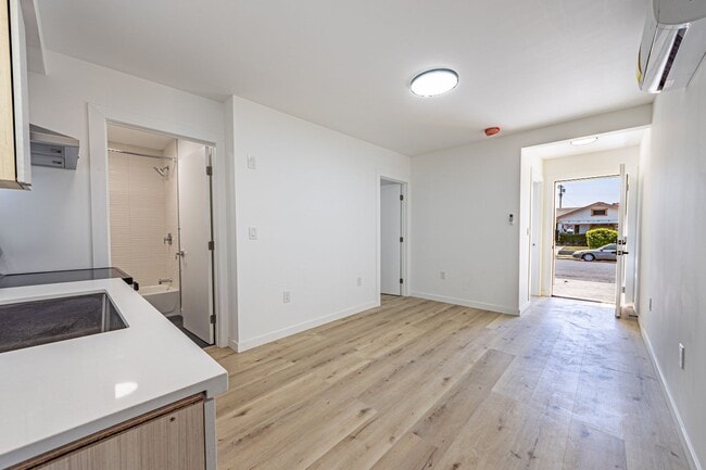 Building Photo - Stylish 2BR + 1 Bath | 1 Month Free Special!