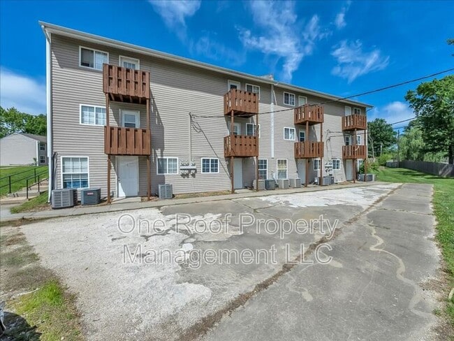 Building Photo - 2001 Chateau Dr
