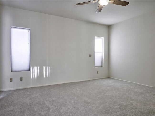 Building Photo - 3 Bedroom 2 Bathroom with Community Pool!!