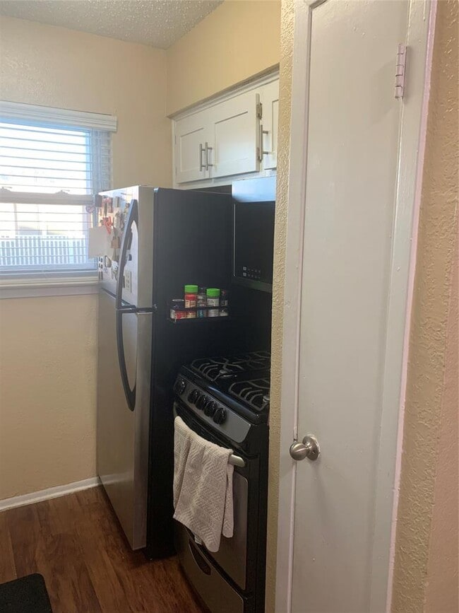 Building Photo - 2401 Manor Rd