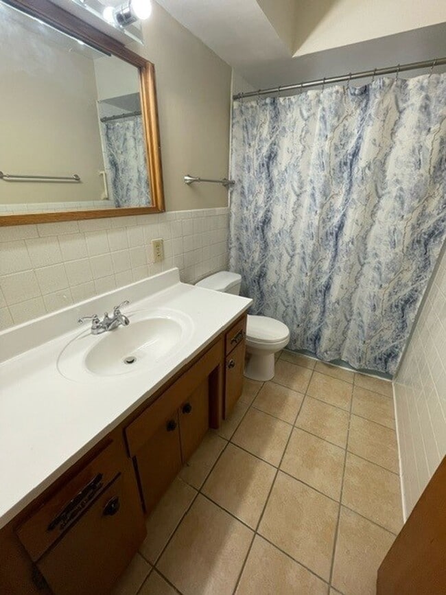 Building Photo - Charming & Bright 2-Bedroom Apartment in Milwaukee's Fairview Neighborhood!