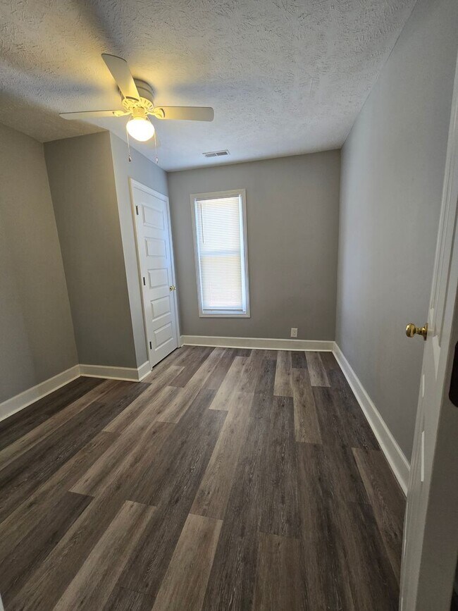 Building Photo - 2 bed 1 bath!