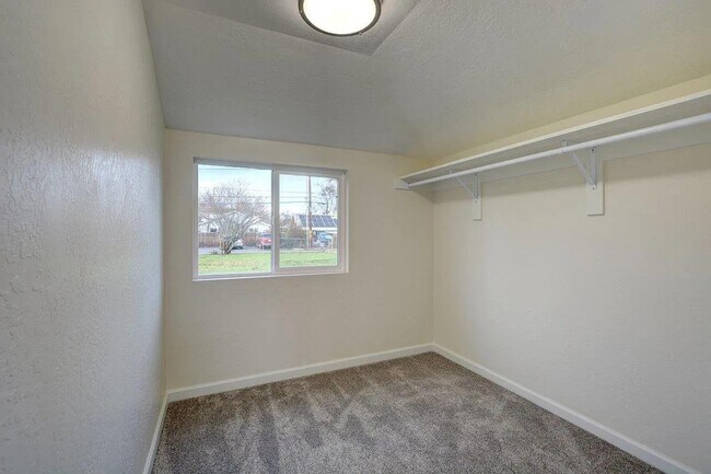 Building Photo - 830 W 12th St