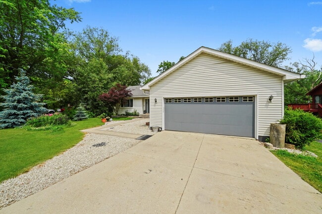 Building Photo - 4-Bed / 2-Bath Nicely Updated Home