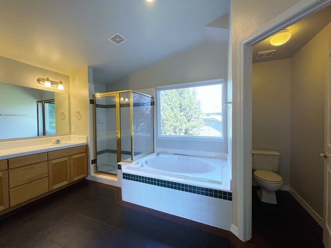 Building Photo - Beautiful 5bd 3ba home on corner lot, Edge...