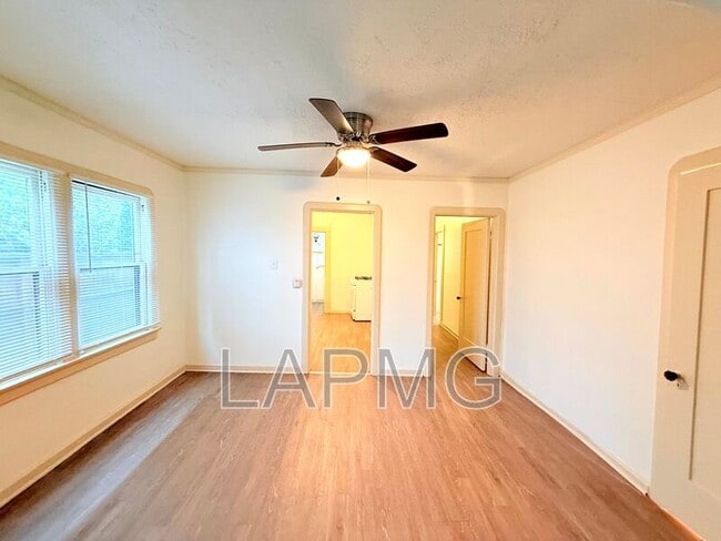 Building Photo - 614-614 N Poinsettia Pl