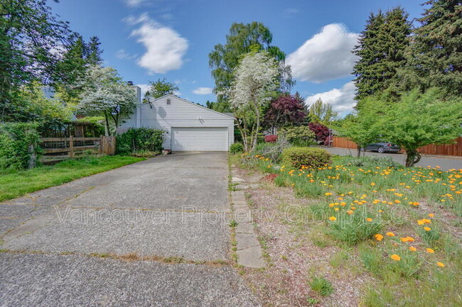 Building Photo - 7003 NW Dogwood Dr