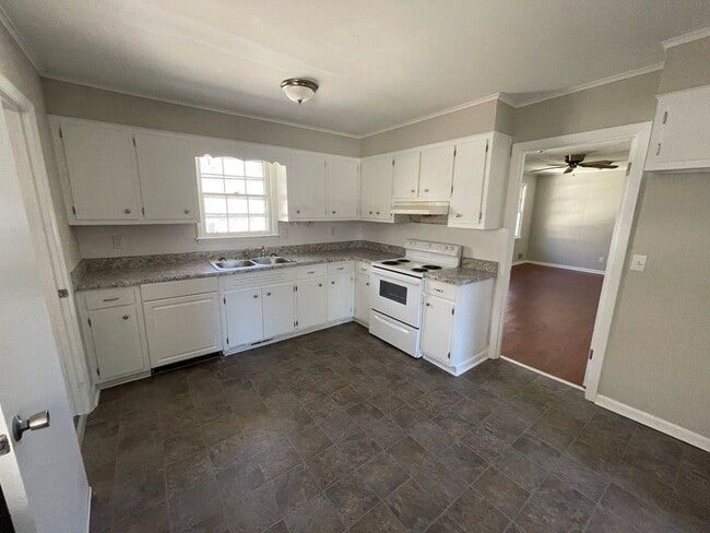 Building Photo - 3 bed/2 bath home in Martinez w/huge backy...