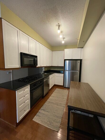 Building Photo - 1720 Maple Ave