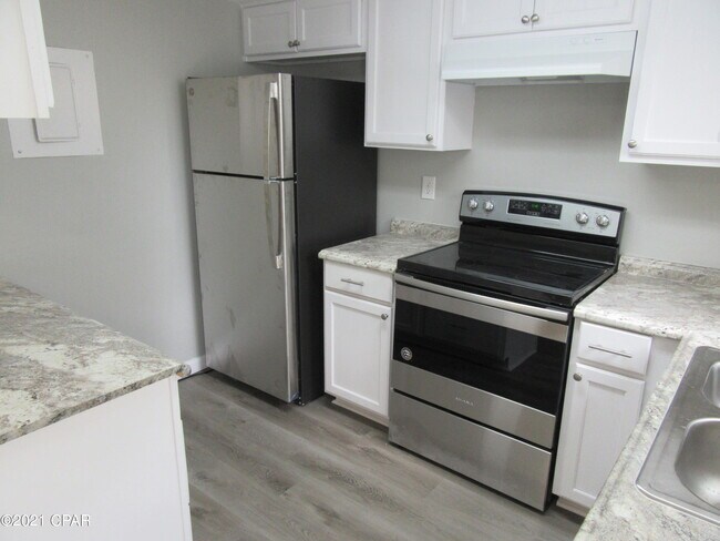 Building Photo - 2914 Sequoia Ave