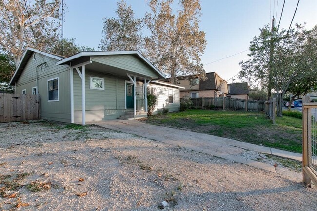 Building Photo - 5515 Roosevelt Ave