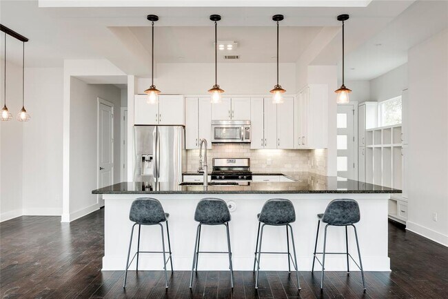 Building Photo - 2005 Bluebonnet Ln