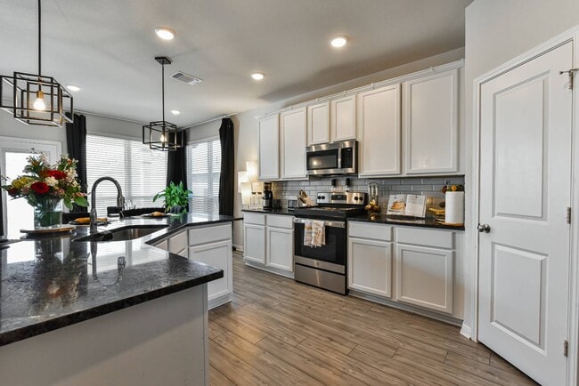 Building Photo - 6306 Golden Gate Dr