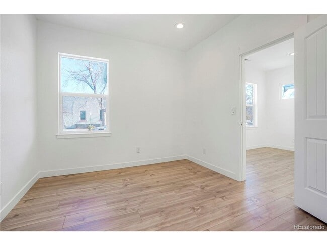 Building Photo - Spacious 2 Bed 2.5 Bath in the heart of Baker!