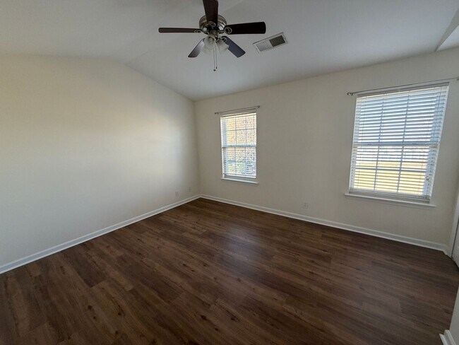 Building Photo - Available now! Great townhouse in convenient Denver, NC location